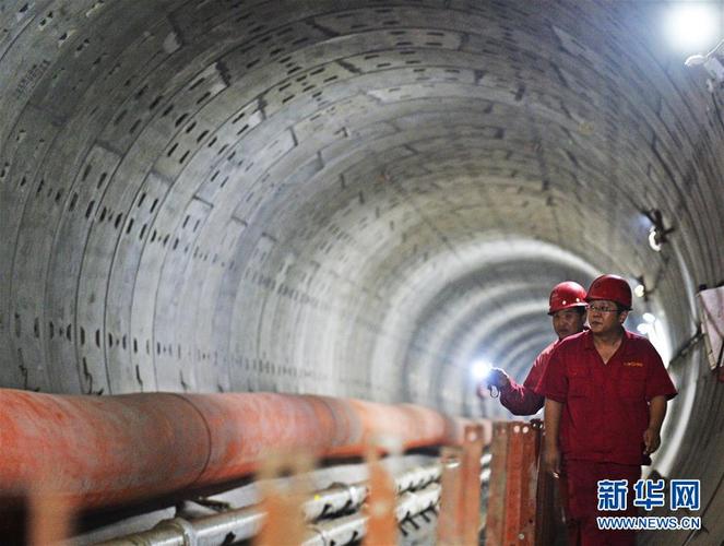 7月1日,施工人员在天津地铁5号线隧道内检查.新华社发(史淞予 摄)